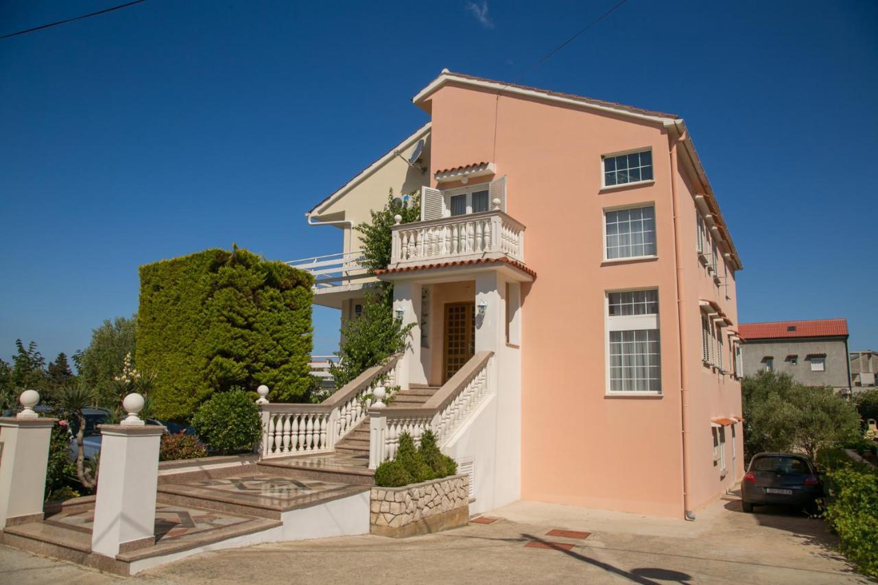 F• R• I• E• N• D• S• Bed & Breakfast Novalja Exterior foto