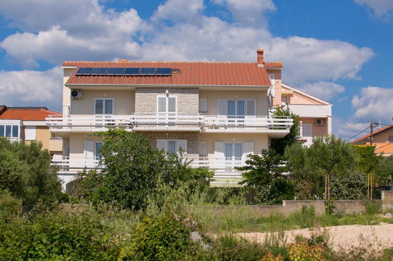 F• R• I• E• N• D• S• Bed & Breakfast Novalja Exterior foto