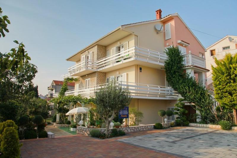F• R• I• E• N• D• S• Bed & Breakfast Novalja Exterior foto