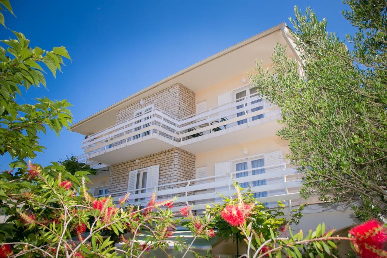 F• R• I• E• N• D• S• Bed & Breakfast Novalja Exterior foto