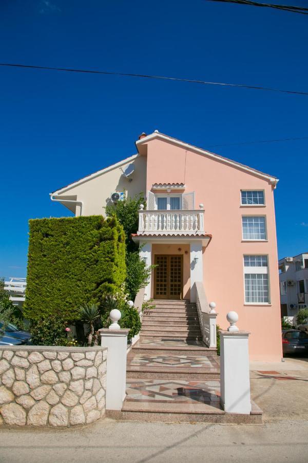F• R• I• E• N• D• S• Bed & Breakfast Novalja Exterior foto