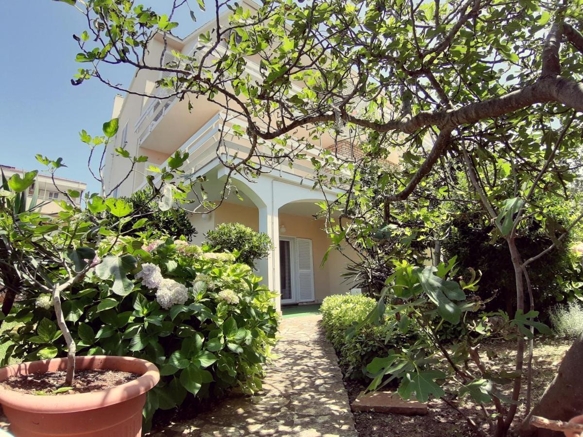F• R• I• E• N• D• S• Bed & Breakfast Novalja Exterior foto