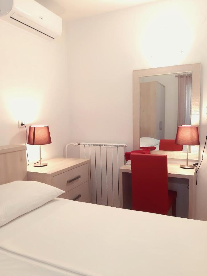 F• R• I• E• N• D• S• Bed & Breakfast Novalja Exterior foto